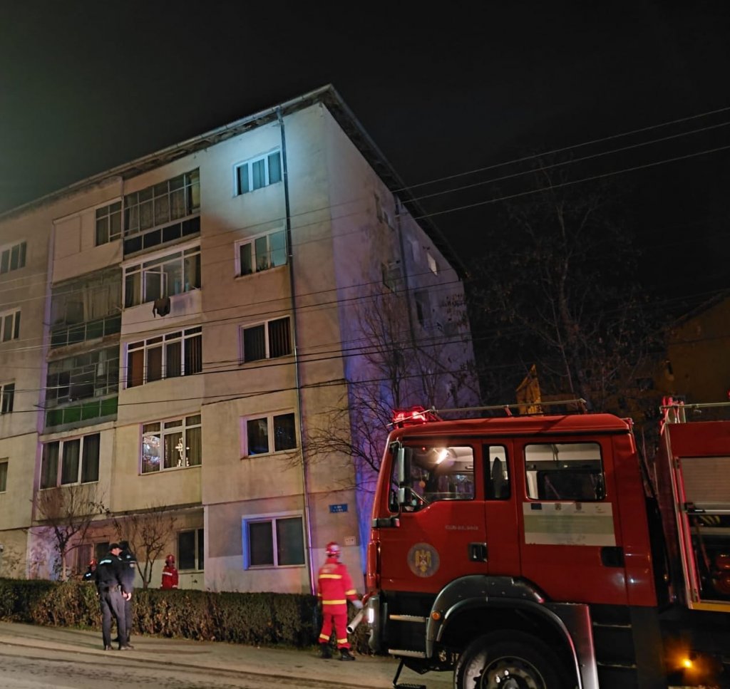 Incendiu într-un apartament din Dej. 12 locatari s-au autoevacuat. Din ce cauză au izbucnit flăcările