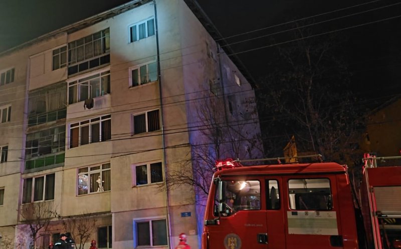 Incendiu într-un apartament din Dej. 12 locatari s-au autoevacuat. Din ce cauză au izbucnit flăcările