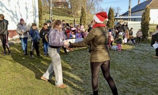 Acțiuni faine și dorințe împlinite. 800 de copii din localitățile clujene Horea, Huedin, Cara, Suatu, Călățele și Baia de Arieș au primit vizita unui 