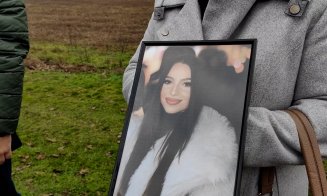 Scene dramatice la înmormântarea fotoreporterei de 27 de ani care s-a sinucis: Mama, pezentă doar prin apel video. Tatăl s-a rugat de preot să îi facă