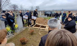 Scene dramatice la înmormântarea fotoreporterei de 27 de ani care s-a sinucis: Mama, pezentă doar prin apel video. Tatăl s-a rugat de preot să îi facă