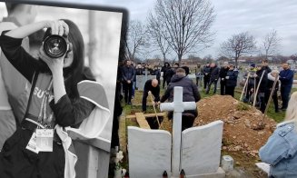 Scene dramatice la înmormântarea fotoreporterei de 27 de ani căzută de la etajul 7: Mama, pezentă doar prin apel video. Tatăl s-a rugat de preot să îi facă fetei o înhumare creștinească...