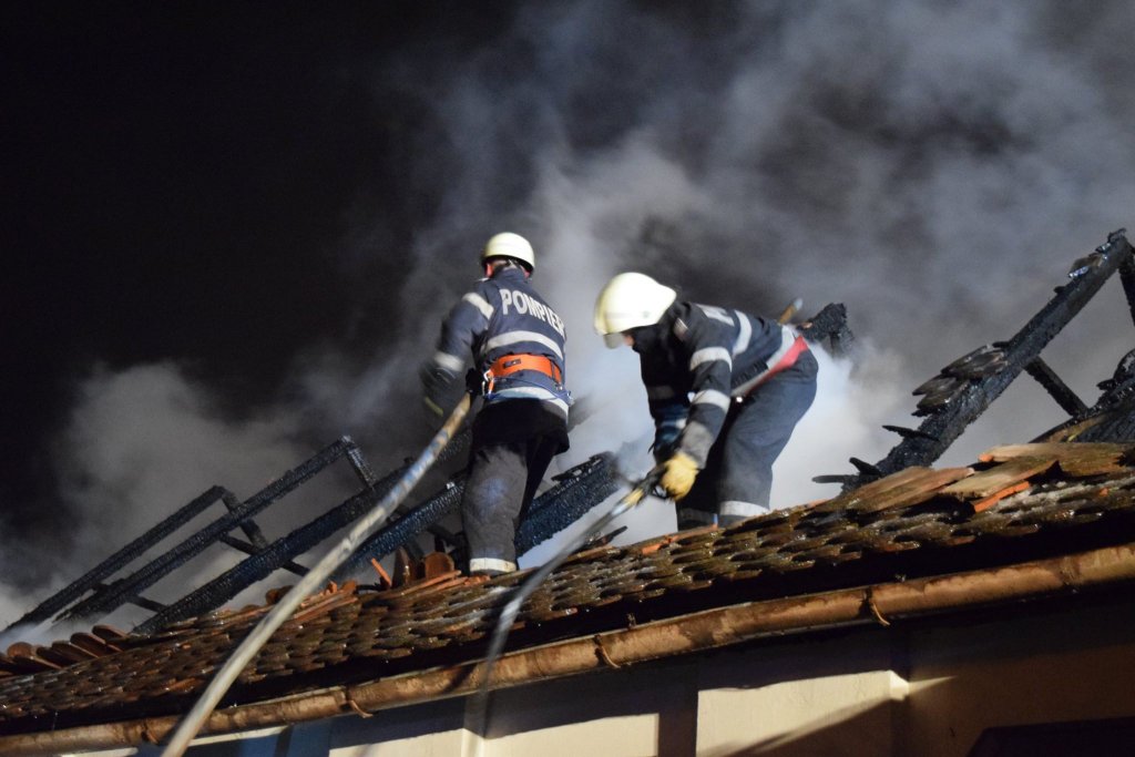 INCENDIU în Cluj: Le-a ars acoperișul casei în Ajunul Crăciunului