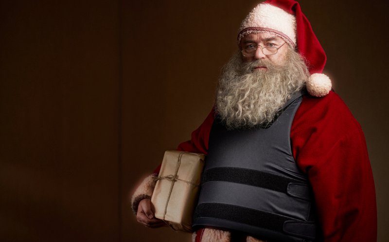 Moș Crăciun, echipat cu... vestă antiglonț / „Help Us Keep the Night Silent”