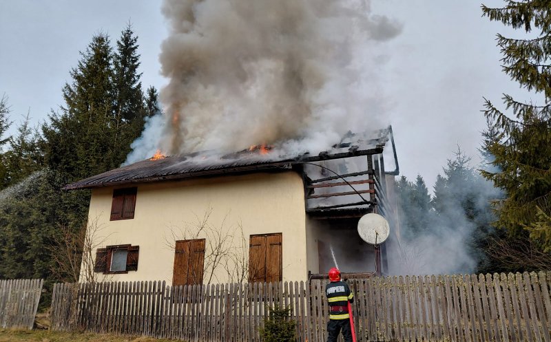 A luat FOC o cabană din Beliș în ziua de Crăciun. Intervin pompierii / Victimă cu arsuri