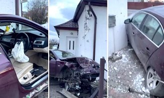 Un bombardier a intrat la colindat BMW-ul într-o casă. A scăpat cu viață și a încercat să convingă gazdele să nu sune la poliție