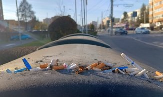 Atâta s-o putut :( Mobilier stradal distrus cu chiștoace, dar fumatul e INTERZIS în stații