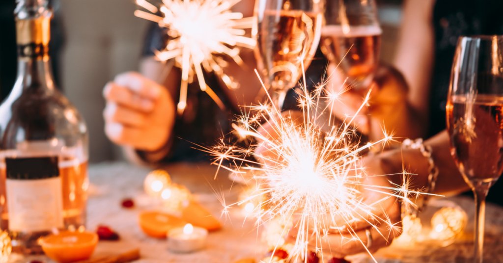 Tradiții și obiceiuri de Anul Nou 2025. Ce NU este bine să faci pe 31 decembrie/ Haine noi și un pic de roșu de Revelion