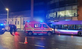 Accident GRAV pe Bulevardul 21 Decembrie 1989. O tânără de 28 de ani, intubată și transportată la spital
