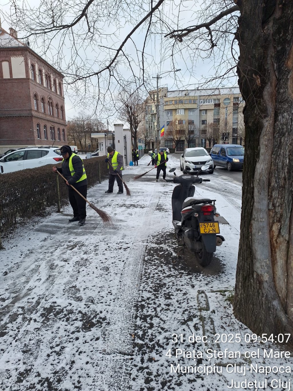 Intervenții împotriva poleiului în Cluj-Napoca: trotuare și alei curățate pentru siguranța pietonilor