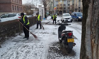 Intervenții împotriva poleiului în Cluj-Napoca: trotuare și alei curățate pentru siguranța pietonilor