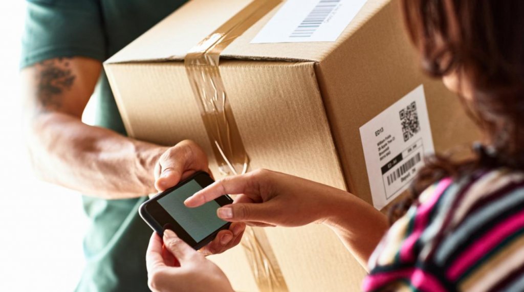 Taxă de 25 lei pentru coletele extracomunitare în România. Cine va trebui să o plătească