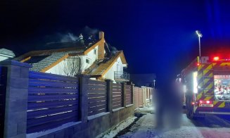 Acoperișul unei case a luat foc. Pompierii au intervenit cu două autospeciale