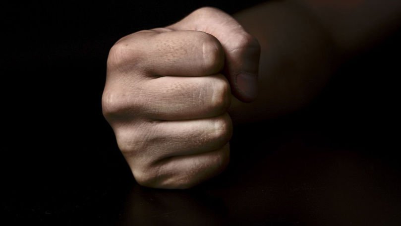 Băiatul care a mutilat un minor în noaptea de Revelion a fost arestat. NU se află la prima abatere