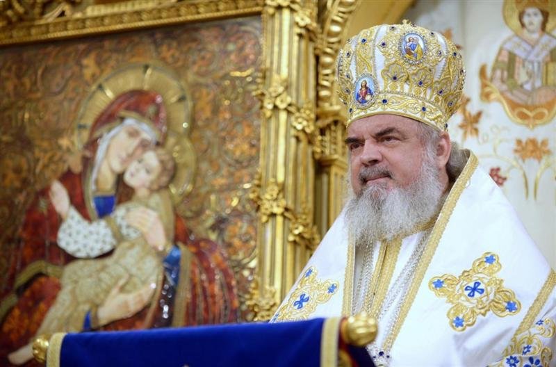 Patriarhul Daniel va săvârşi Sfinţirea Mare a Apei, de Bobotează. 10.000 de litri de agheasmă vor fi distribuiți credincioșilor