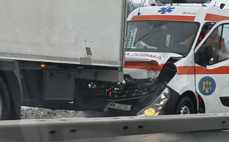 Accident de Bobotează, pe un drum din Cluj. Impact între o ambulanță și un TIR 