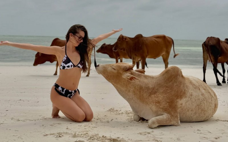 Georgiana Lobonț, poze sexy... cu vacile. Pe o plajă din Zanzibar