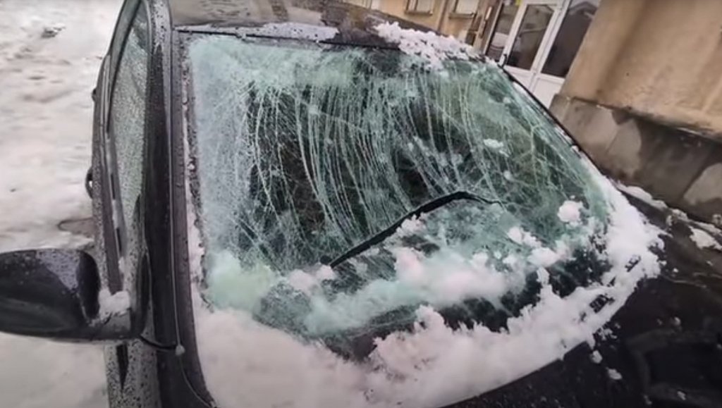 Mașini făcute praf după ce bucăți de gheață și  zăpadă au căzut de pe acoperișuri
