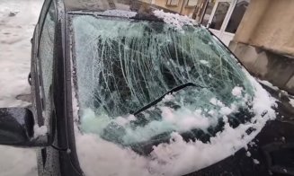 Mașini făcute praf după ce bucăți de gheață și  zăpadă au căzut de pe acoperișuri