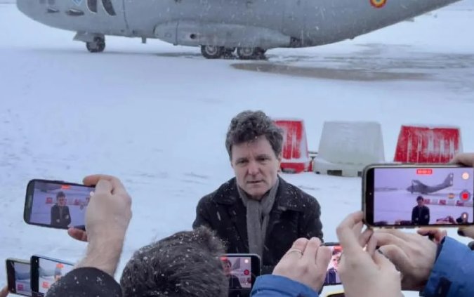 Nicușor Dan se întoarce, în sfârșit, în țară. Președintele a rămas blocat peste noapte la Paris din cauza ninsorilor abundente