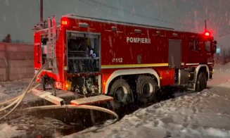 INCENDIU la un atelier auto. Pompierii intervin cu trei autospeciale de stingere, o autoscară și o ambulanță SMURD