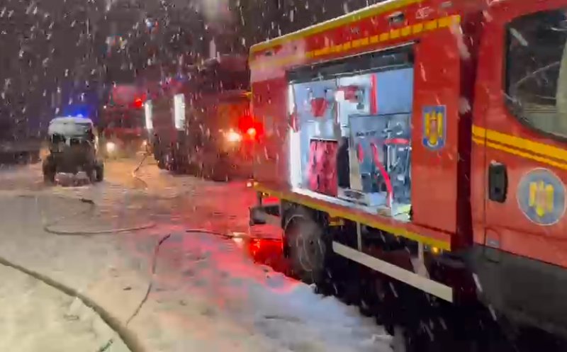 INCENDIU la un atelier auto. Pompierii intervin cu trei autospeciale de stingere, o autoscară și o ambulanță SMURD