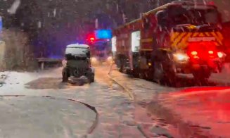 INCENDIU la un atelier auto. Pompierii intervin cu trei autospeciale de stingere, o autoscară și o ambulanță SMURD