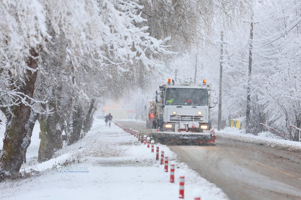 Primăria Turda face apel la cetățeni: „Parcați regulamentar pentru ca utilajele de deszăpezire să poată interveni eficient pe toate străzile”