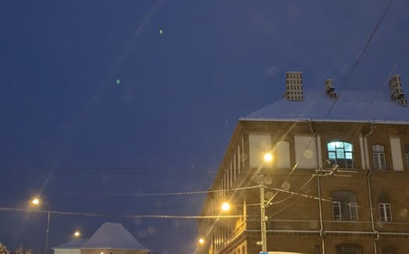 Ninsori abundente la Cluj, prima zi de școală: ''Copiii merg pe carosabil pentru că trotuarele sunt nefolosibile. Arterele mari arată rău, iar stațiile de autobuz sunt acoperite complet de zăpadă''