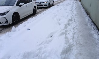 Stații îngropate în zăpadă și trotuare impracticabile la Cluj: pietonii merg pe carosabil. Ce amenzi riscă cei care nu curăță
