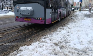Stații îngropate în zăpadă și trotuare impracticabile la Cluj: pietonii merg pe carosabil. Ce amenzi riscă cei care nu curăță
