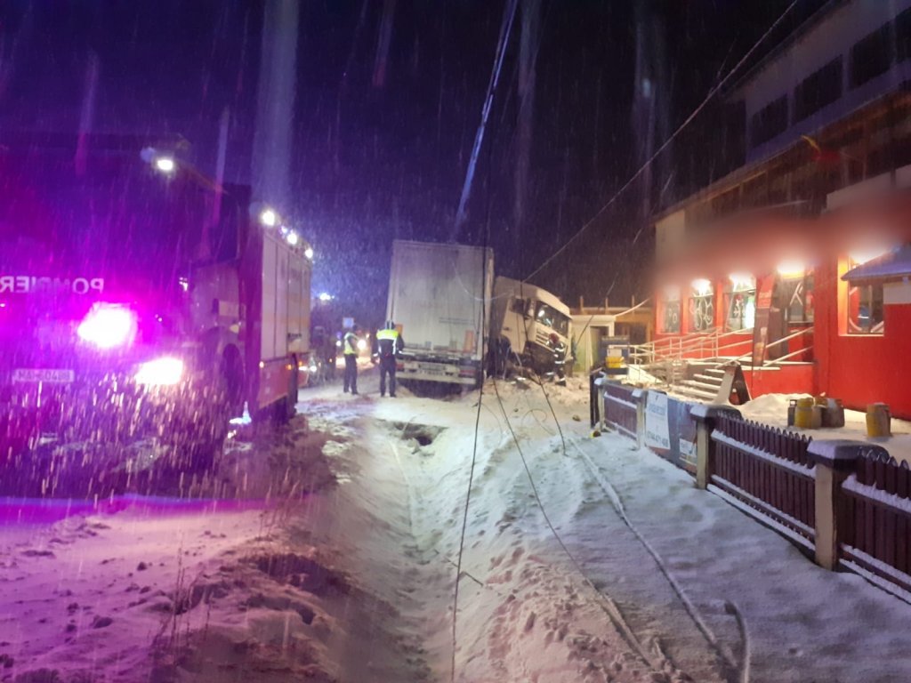 Accident rutier cu un TIR pe un drum din Cluj. A intervenit echipajul de Descarcerare
