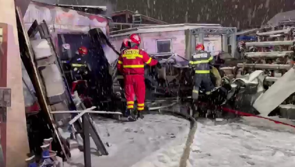 Pompierii au aflat cauza incendiului de la atelierul auto situat pe Calea Dezmirului, Cluj. Intervenția fost una dificilă