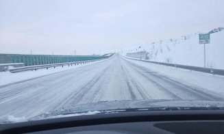 Circulație îngreunată pe Autostrada Transilvania. Șoferii se descurcă cu greu: „Drumul n-a văzut antiderapant” / „Bandă deszăpezită de cauciucurile mașinilor”