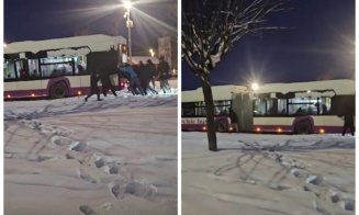 Imagini incredibile: mai mulți clujeni au fost surprinși în timp ce împing un autobuz CTP care nu mai pornea