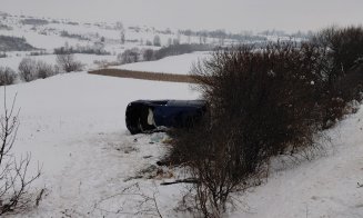 Mașină răsturnată în județul Cluj. Două persoane au fost transportate la spital