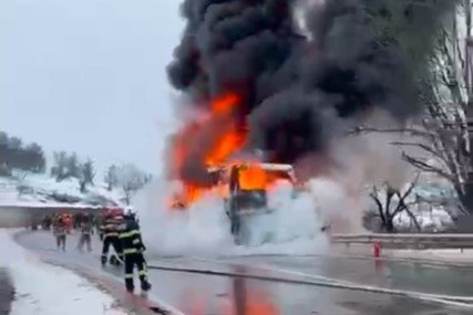 Autocar în flăcări într-un județ vecin. 47 de pasageri, adăpostiți într-o școală