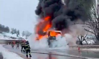 Autocar în flăcări într-un județ vecin. 47 de pasageri, adăpostiți într-o școală