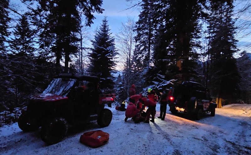 Turist căzut peste 70 de metri cu ATV-ul într-o râpă. Au intervenit salvatorii montani