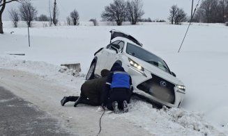 Mașină răsturnată în județul Cluj. Jandarmii au salvat o familie cu doi copii