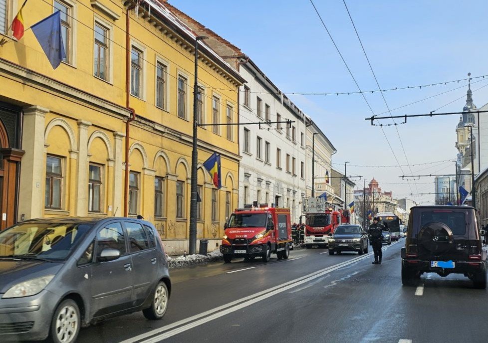 Pericol deasupra capetelor clujenilor: pompierii au intervenit de urgență pe Calea Moților