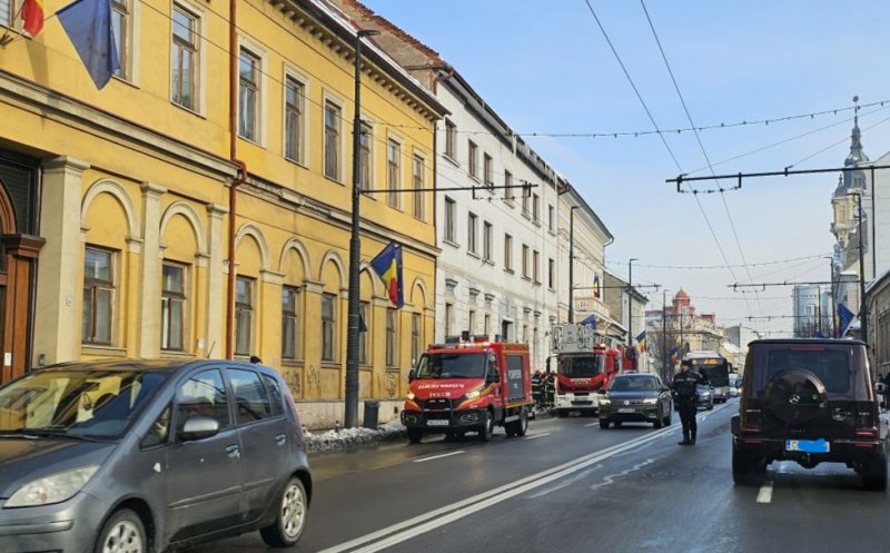 Pericol deasupra capetelor clujenilor: pompierii au intervenit de urgență pe Calea Moților
