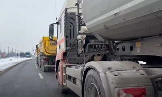 Sute de camioane la coadă la o salină din Cluj. Într-o singură zi cantitatea de sare pentru drumuri încărcată e mai mare decat s-a vândut toată iarna 