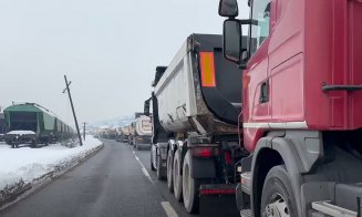 Sute de camioane la coadă la o salină din Cluj. Într-o singură zi cantitatea de sare pentru drumuri încărcată e mai mare decat s-a vândut toată iarna trecută