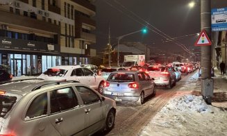 Noi IMAGINI cu traficul blocat de marți, 13 / ”Nu și-au luat permis și pentru zăpadă...” / ”În loc să faceți un fermoar, vă înghiesuiți toți să treceți primii!”