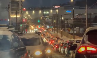 Noi IMAGINI cu traficul blocat de marți, 13 / ”Nu și-au luat permis și pentru zăpadă...” / ”În loc să faceți un fermoar, vă înghiesuiți toți să trecet