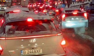 Noi IMAGINI cu traficul blocat de marți, 13 / ”Nu și-au luat permis și pentru zăpadă...” / ”În loc să faceți un fermoar, vă înghiesuiți toți să trecet