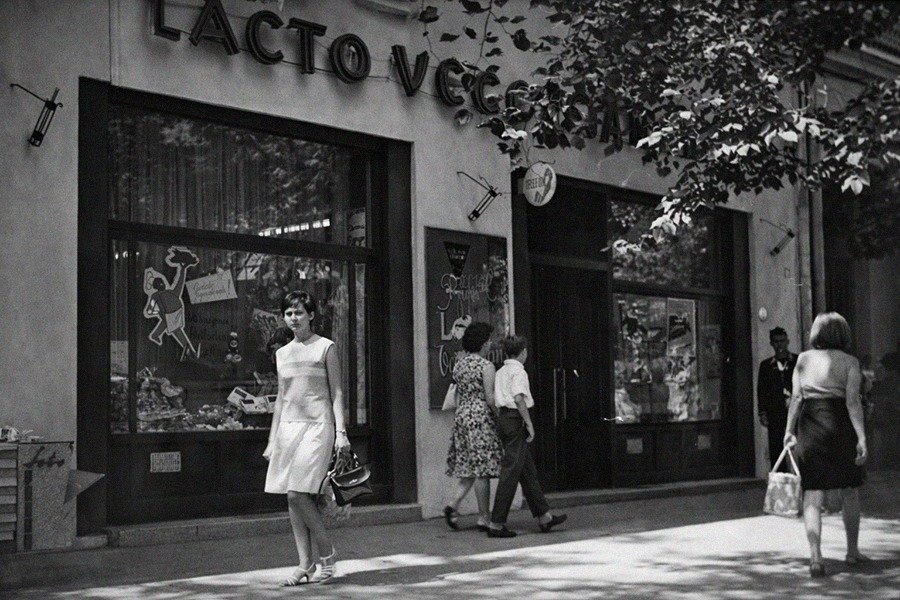 Restaurantul lacto-vegetarian, anul 1969. Tu ce fel de mâncare preferai