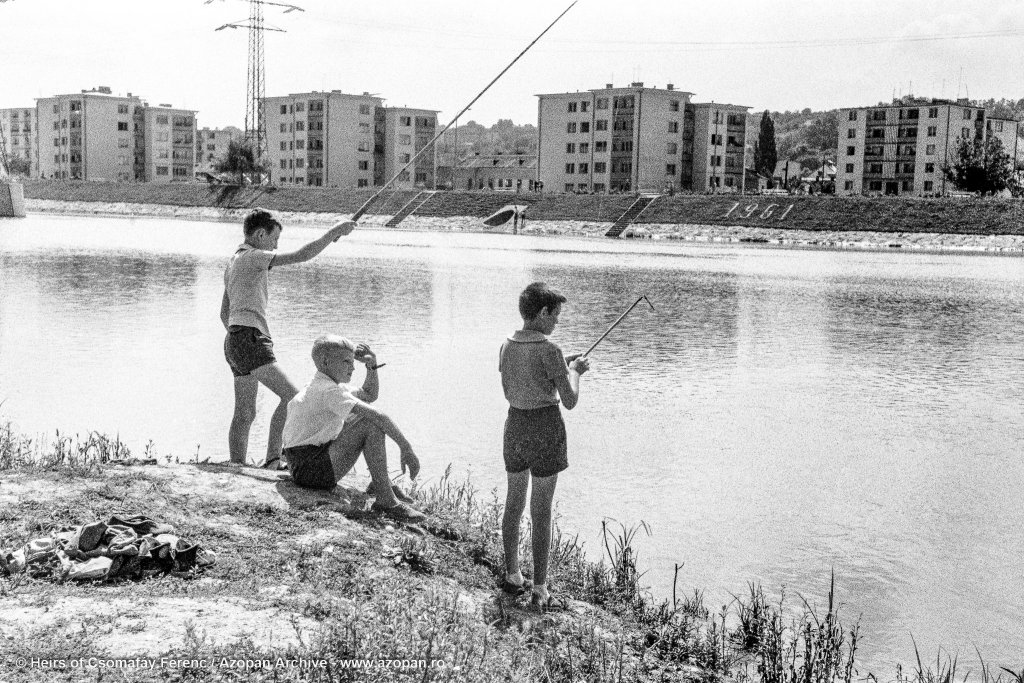 Băieți pescuind pe Someș, anii '60