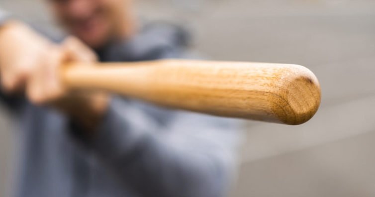 Elev bătut cu sălbăticie cu o bâtă de baseball în curtea unui liceu